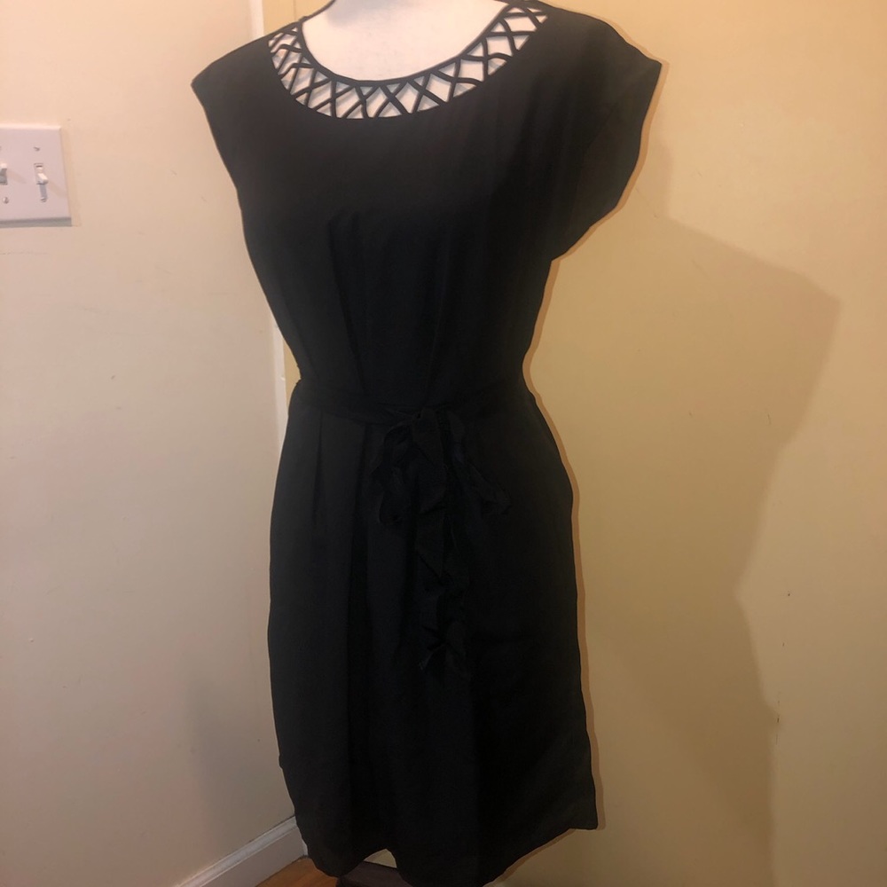 Black loose dress able to tie on the waist
